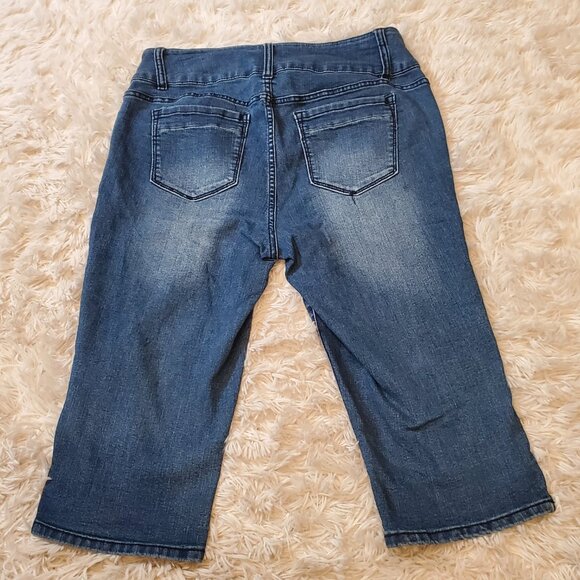 d. jeans Medium Wash Denim Capri Pants, Size 14 - Picture 4 of 7